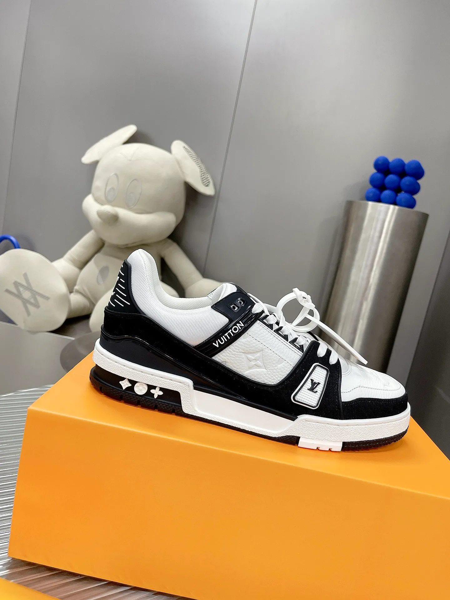 👟👟Ex-factory price 840👟👟The highest version on the Internet⚠️Feel free to compare! 2021🔥New model, purchase quality LV~Louis Vuitton by Virgin Abloh’s best-looking sneakers, Donkey Brand strongly recommends new products, official website limited edition retro basketball sneakers! Both high and low tops cost money to purchase 1:1 accurate replicas of the originals. The details are invincible, full of sincerity, imported custom-made original cowhide, the original package method is the same, the details are 100% restored, and the private model customized the original one-piece T👟👟factory price U outsole, which is different from other brands. Without the original version, this effect cannot be achieved! 35-45 (46 is custom-made and non-refundable) Some colors are available in women’s styles